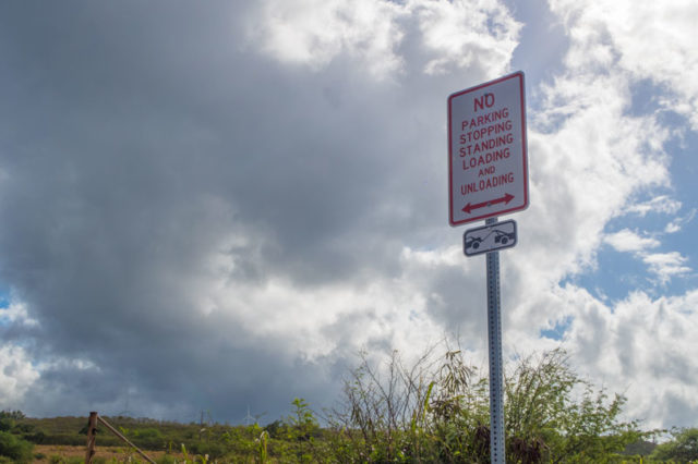 2016年10月に撮影したノースショアのラニアケアビーチの駐車禁止の標識