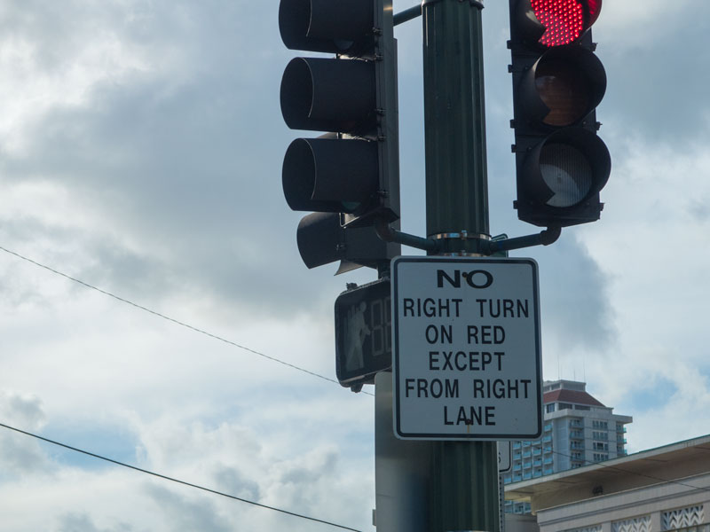 ワイキキで「NO RIGHT TURN ON RED」の標識がある交差点の具体例