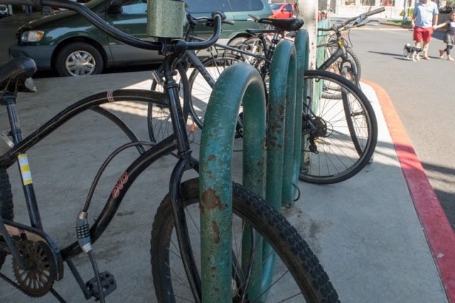 カハラモールに駐輪中の自転車、暗証番号式のワイヤー型の鍵を利用