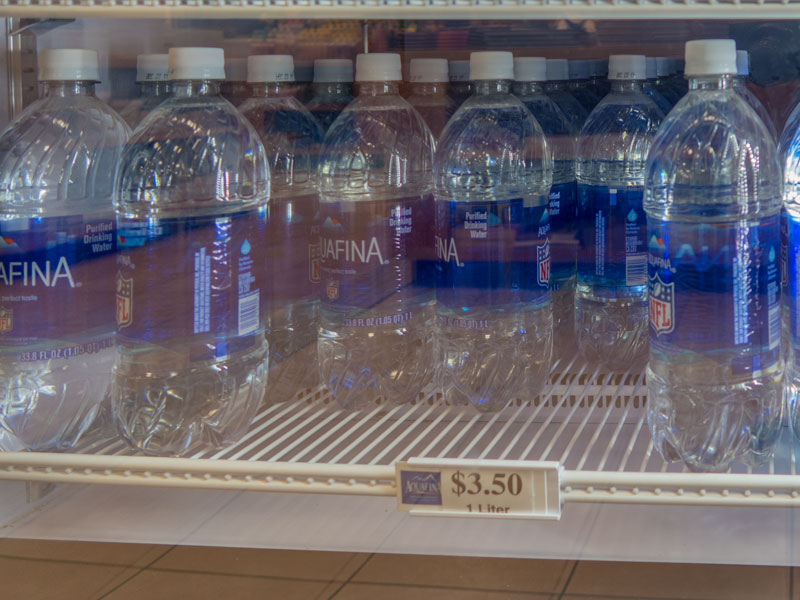 ホノルル空港内で販売されている飲み物の価格の高さがわかる具体例