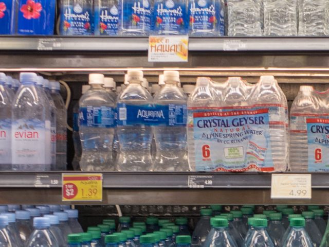 ワイキキのABCストアで販売されているAQUAFINAの水の例、1ロット(90oz=約2.6リットル)で1.39ドル、2ロット買うと2ドル