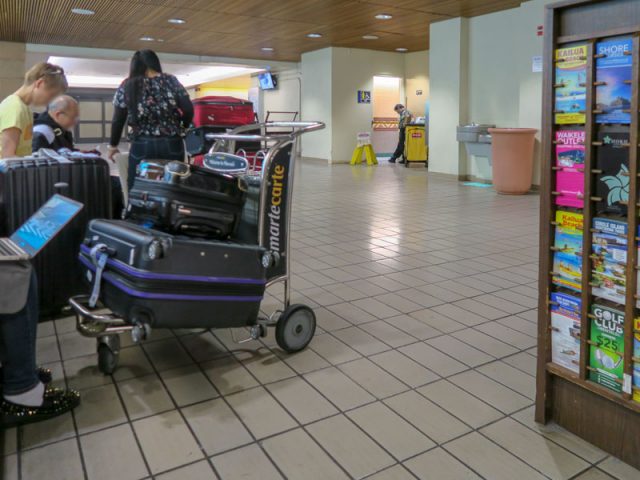 ホノルル空港の個人出口を出た休憩スペースの様子