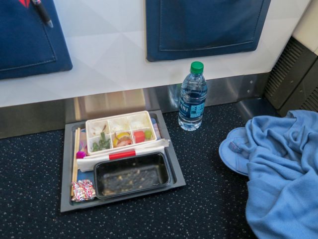デルタ181便のコンフォートプラスの先頭座席で機内食のお盆を足元に置いた例