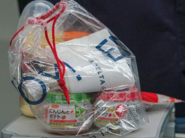 成田からホノルルに向かうデルタ180便のエコノミークラスでもらった赤ちゃん用機内食の様子