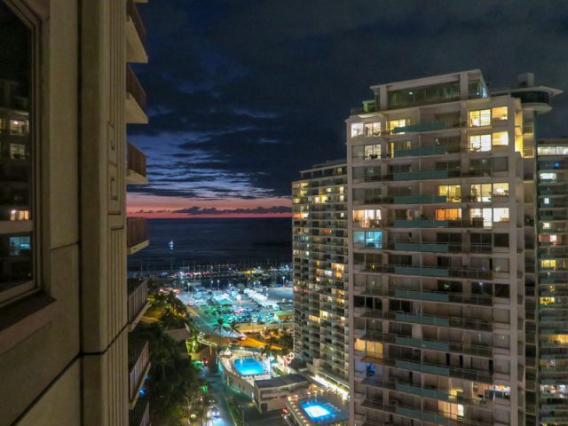 グランド・ワイキキアン(2306)23階、パーシャル・オーシャンビューの部屋から西側の海を見た夜景