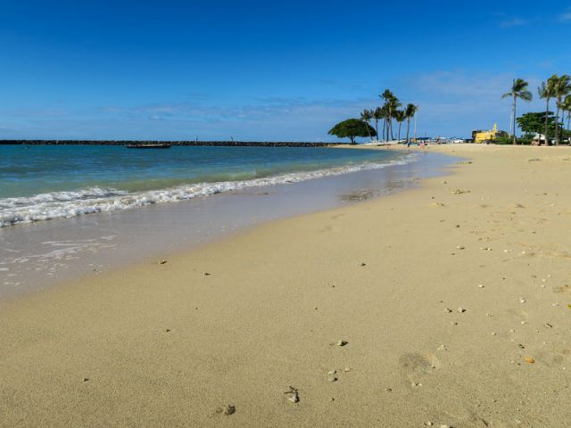 ヒルトン・ハワイアン・ビレッジのビーチの砂の様子