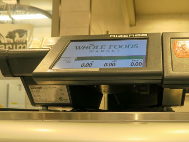 Whole Foods Queenの肉売り場の重量計の様子、その場で価格もわかる