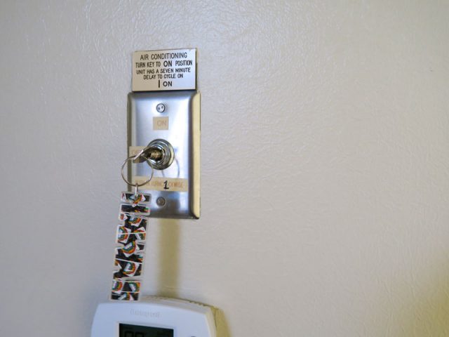 ダメな例: コナコーストリゾートのエアコンの鍵穴に鍵差し込んだ様子