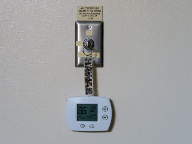 良い例: 正しくコナコーストリゾートのエアコンの鍵穴に鍵差し込んだ様子、Iの位置で留める