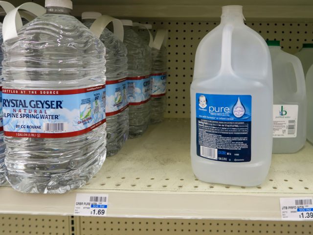 ハワイのスーパーで売られている1ガロンサイズの水