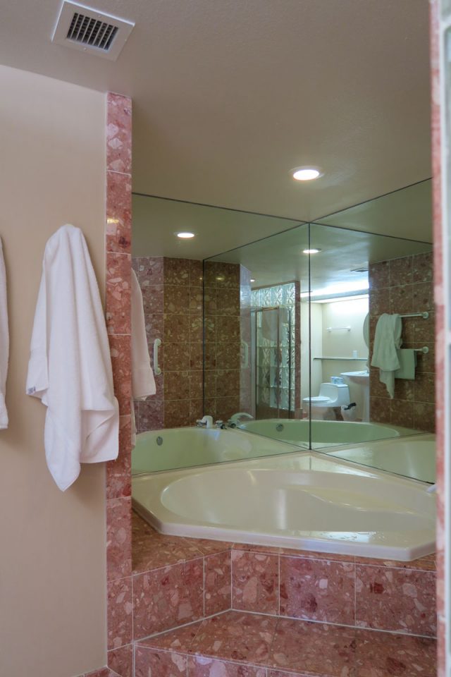コナ・コースト・リゾート、2ベッドルームの広い方の浴室の様子

