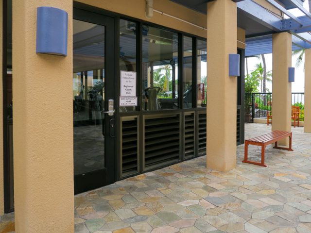 コナ・コースト・リゾート、宿泊者用のジムの入り口の様子
