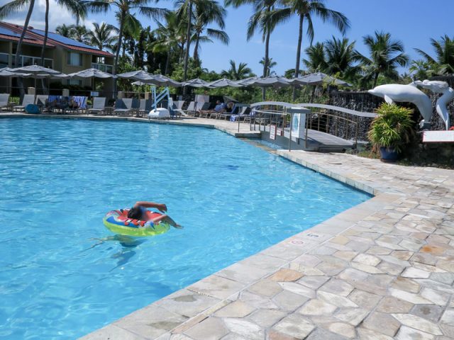 コナ・コースト・リゾートのプールで浮き輪で遊ぶ子供の様子