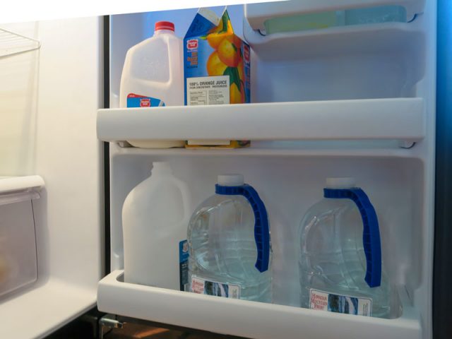 コナ・コースト・リゾートの冷蔵庫に1ガロンの水を入れた様子