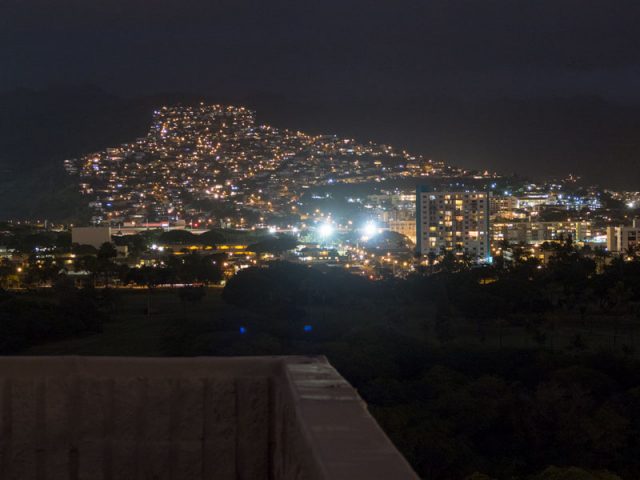 ワイキキサンドビラから撮影したワイキキの山側の夜景
