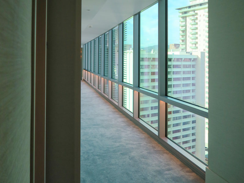 ワイキキのリッツ、エヴァタワー21階の廊下から見た山側の眺望の例