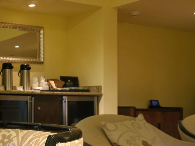 カハラホテル、ホスピタリティールームのソフトドリンクコーナー(左のポットがあるあたり)
