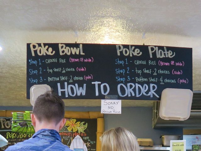 ハワイ島カイルアコナ、Da Poke Shackの店内にあった「HOW TO ORDER」の黒板