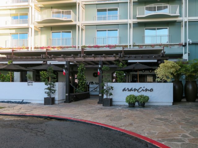 カハラホテル内の飲食店アランチーノの外観、私が宿泊したオーシャンビュールームはこの店の真上に位置する