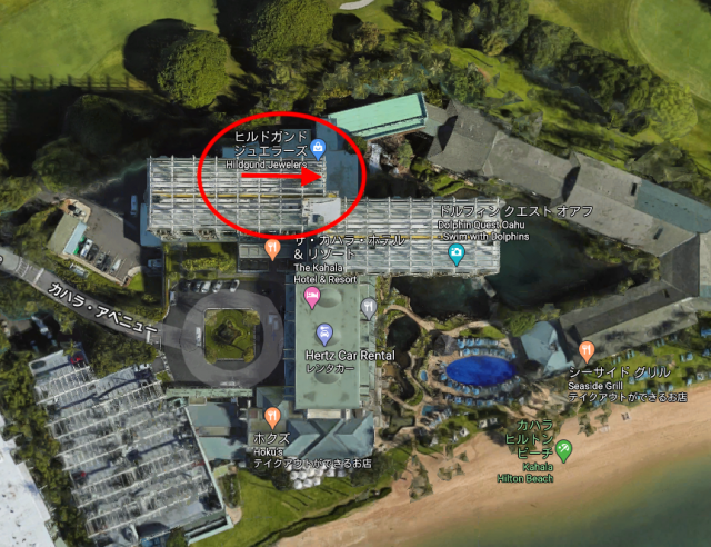 Googleマップで見たカハラホテルの航空写真、図の赤矢印の方向に写真を撮っている