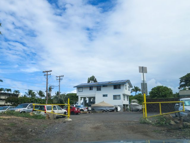 ハワイ島カイルアコナ、マジック・サンズ・ビーチ・パークの駐車場のゲートの様子
