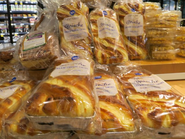 カハラモールのWhole Foodsで買った菓子パン、Brioche