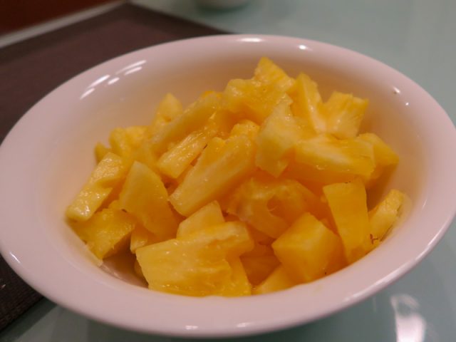 ハワイ島のスーパーで買ったパイナップルを花切りにした後一口サイズにして盛り付けた例