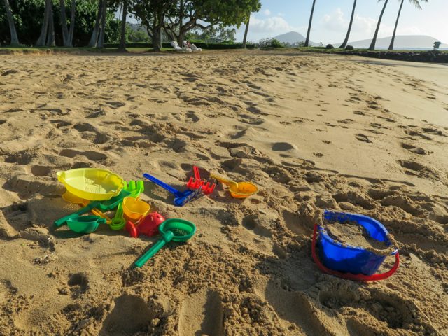 カハラビーチで遊んだ砂遊びセットの様子