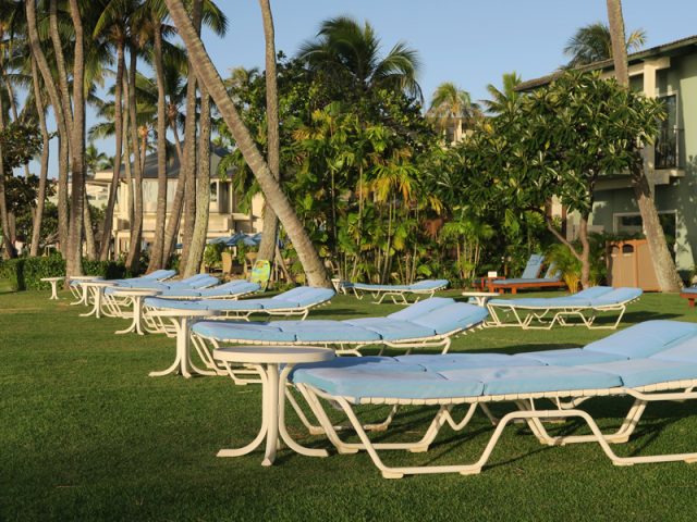 タオルを設置する前のカハラホテルのビーチチェアの様子