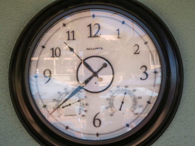 カハラホテルのプールサイドにある時計の様子、正確には10時38分ころ