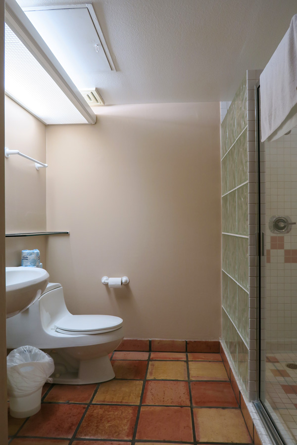 コナ・コースト・リゾート、2ベッドルームの狭い方の浴室の様子