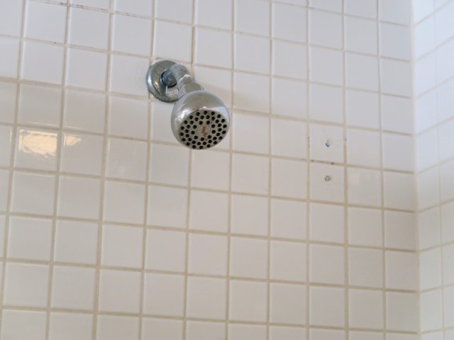 コナ・コースト・リゾート、2ベッドルーム、狭い方の浴室のシャワーブースのシャワーヘッド