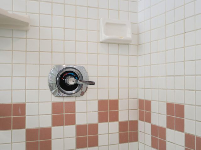 コナ・コースト・リゾート、2ベッドルーム、狭い方の浴室のシャワーブースのバルブ