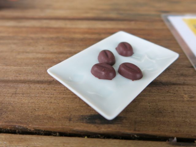 ハワイ島ホルアロア、村松小農園のカフェでいただいた試食の自家製チョコレート