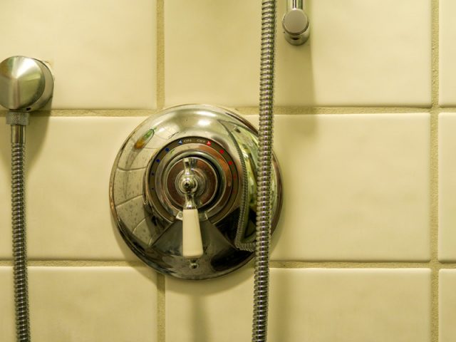 カハラホテル、オーシャンビューの部屋タイプのシャワーブースの蛇口のハンドル、シャワーヘッドは外せるタイプだった