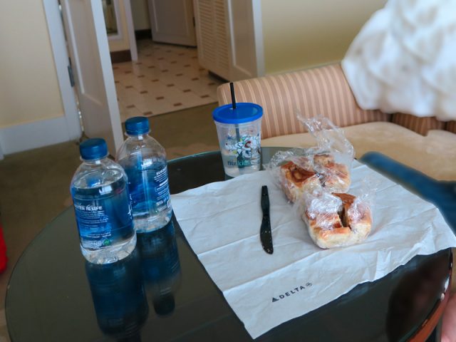 カハラホテル、オーシャンビューの部屋タイプ内の丸テーブルに、機内でもらった紙ナプキンを広げた様子