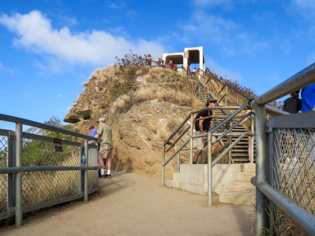 ダイヤモンドヘッド山頂で写真を撮ってもらう時に面白かった掛け声 はじめてのハワイ旅行