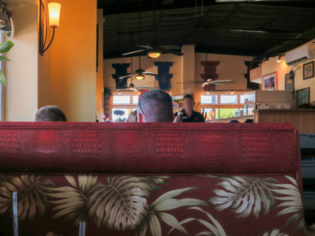 ハワイアン・スタイル・カフェ・ヒロのボックス席の様子