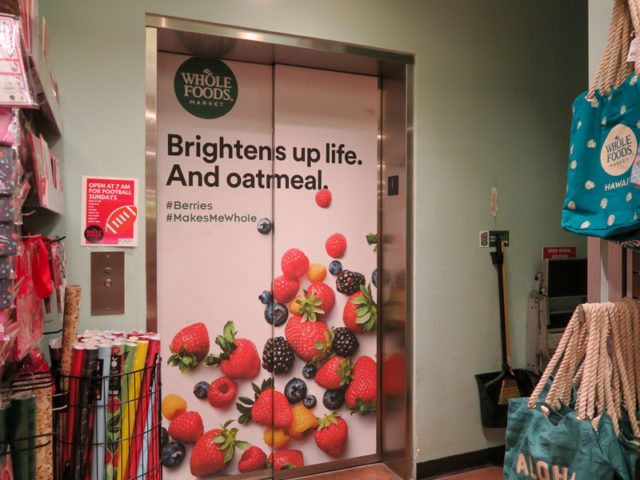 2019年1月に撮影した、Whole Foodsの入り口近くにある、連絡通路に続くエレベーターのドアの様子