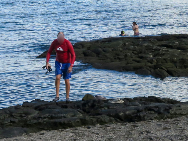 ハワイ島カイルアコナのKahalu’u Beach Parkでマリンシューズを履いている人の様子