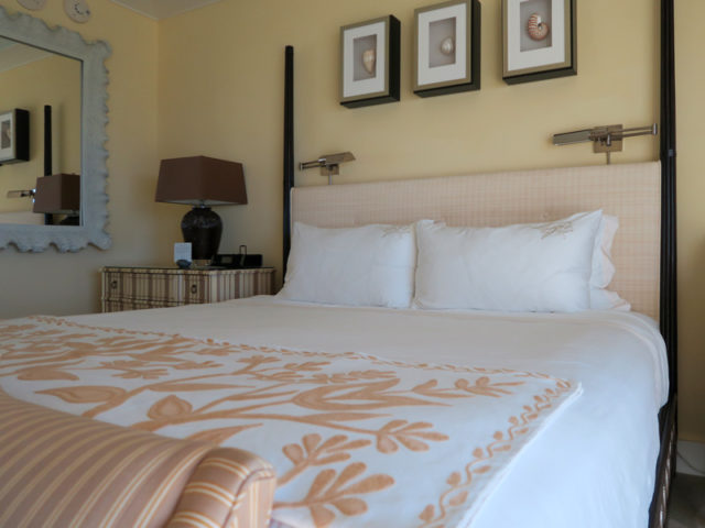 ザ・カハラ・ホテル＆リゾートのオーシャンビュールーム、ベットが1台ある部屋となった