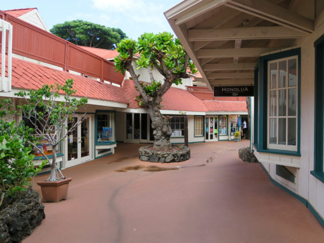 ハワイ島カイルアコナ、コナ・イン・ショッピング・ビレッジ内の風景、メインの通りを挟むように建物があるので海側の様子がわからない