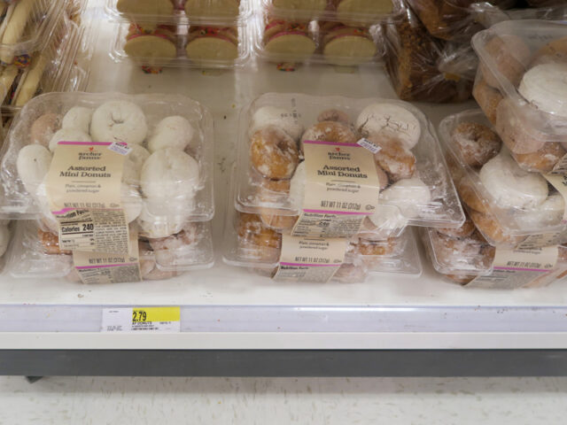 ハワイ島カイルアコナ、Targetでドーナツが売られている様子