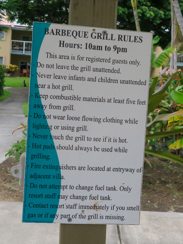 ハワイ島カイルア・コナ、コナ・コースト・リゾートのBBQ設備の利用ルールを掲示する注意書き